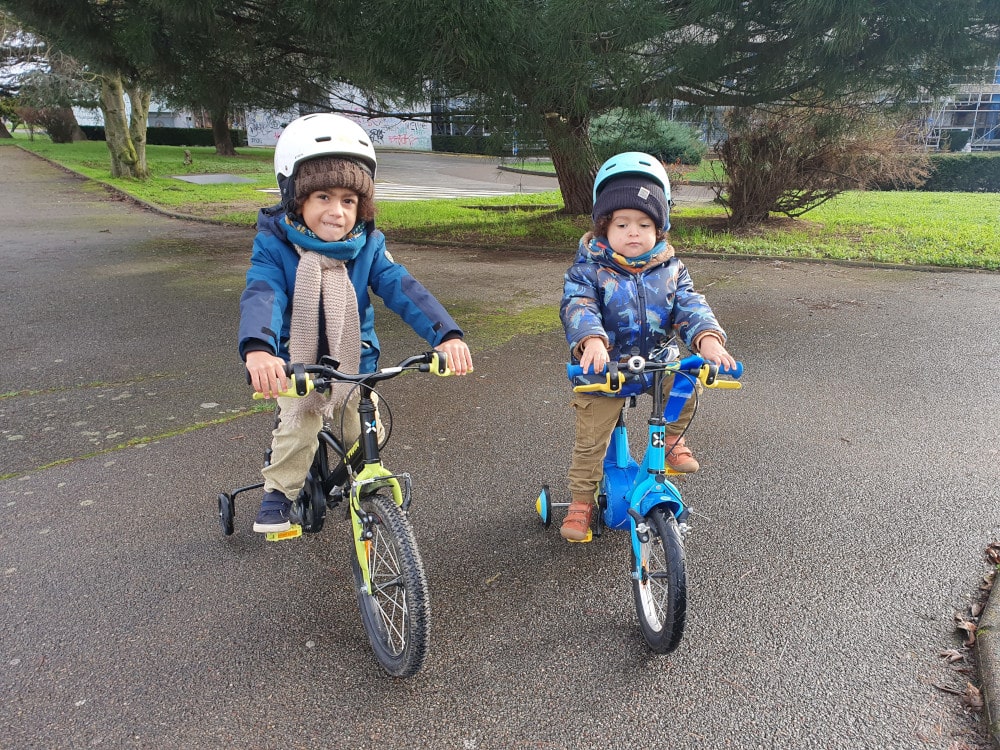 Les enfants à vélo